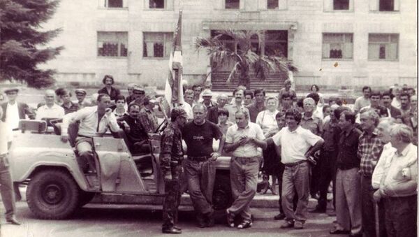 Первый водруженный на здание администрации Ткуарчала в июле 1992 года флаг - Sputnik Абхазия