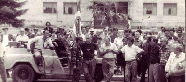 Первый водруженный на здание администрации Ткуарчала в июле 1992 года флаг - Sputnik Абхазия