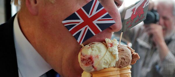 Борис Джонсон с мороженым в руках Борис Джонсон с мороженым в руках - Sputnik Абхазия