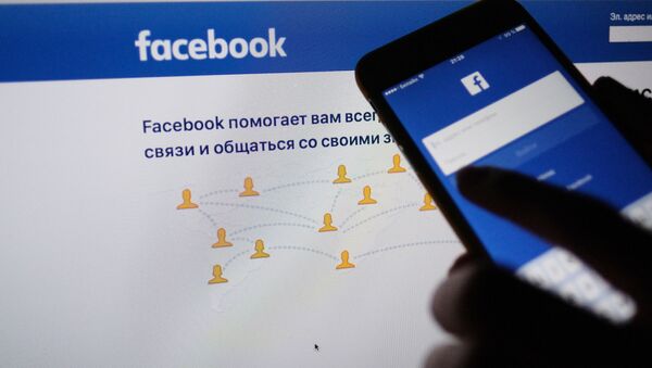 Страница социальной сети Фейсбук на экранах компьютера и смартфона - Sputnik Абхазия