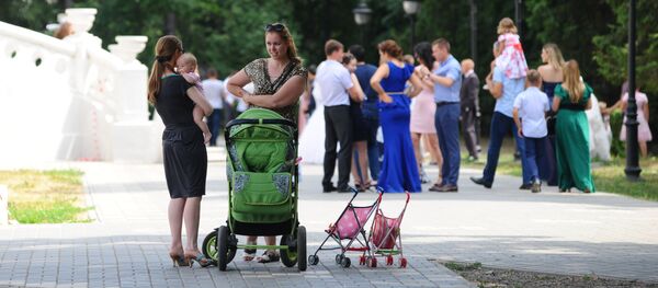 Отдыхающие в парке музея Усадьба Асеевых в Тамбове - Sputnik Абхазия