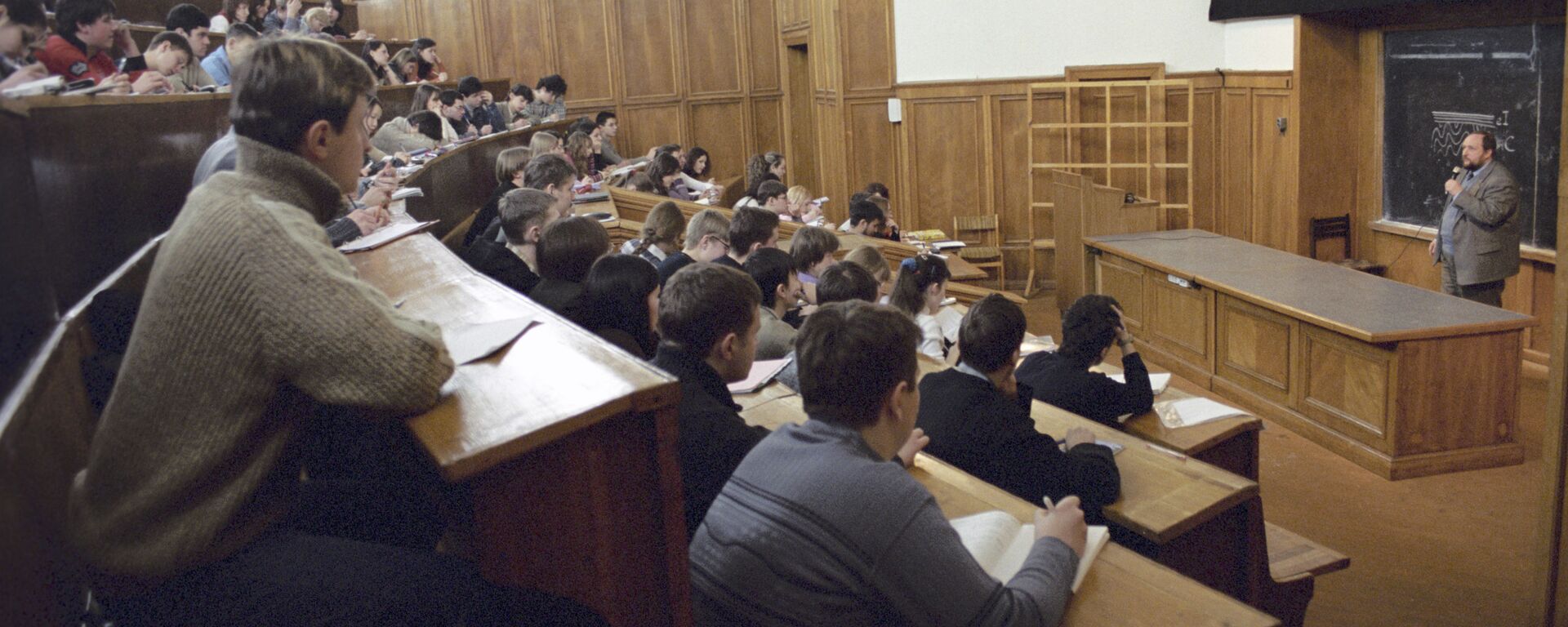 Аудитория в главном здании Московского государственного университета имени М.В. Ломоносова (МГУ) - Sputnik Абхазия, 1920, 15.11.2025