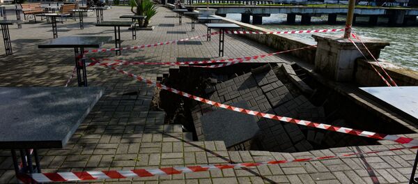 Обрушение площадки на территории кафе Пингвин - Sputnik Абхазия