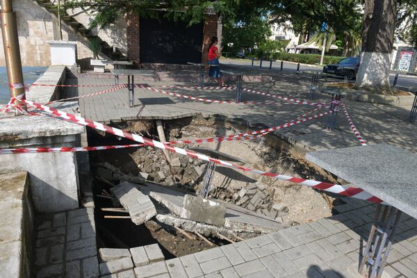 Обрушившуюся часть набережной в Сухуме отремонтирует владелица кафе Пингвин - Sputnik Абхазия