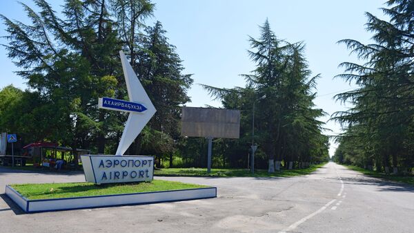Дорожный указатель на Сухумский аэропорт у села Пшап. - Sputnik Абхазия