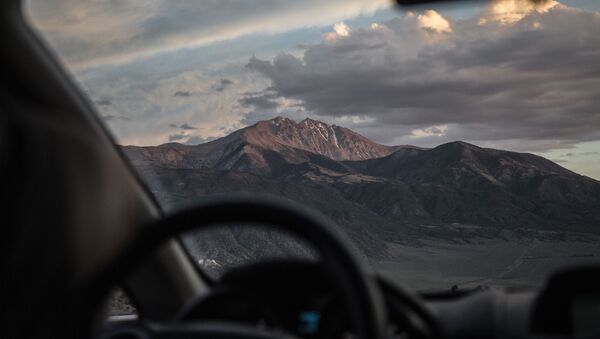 Вид на горы из салона автомобиля  - Sputnik Абхазия