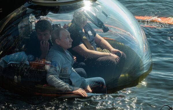 Президент РФ Владимир Путин перед началом погружения, для осмотра подводной лодки Щ-308 Семга, затонувшей во время Великой Отечественной войны, в батискафе на дно Финского залива - Sputnik Абхазия