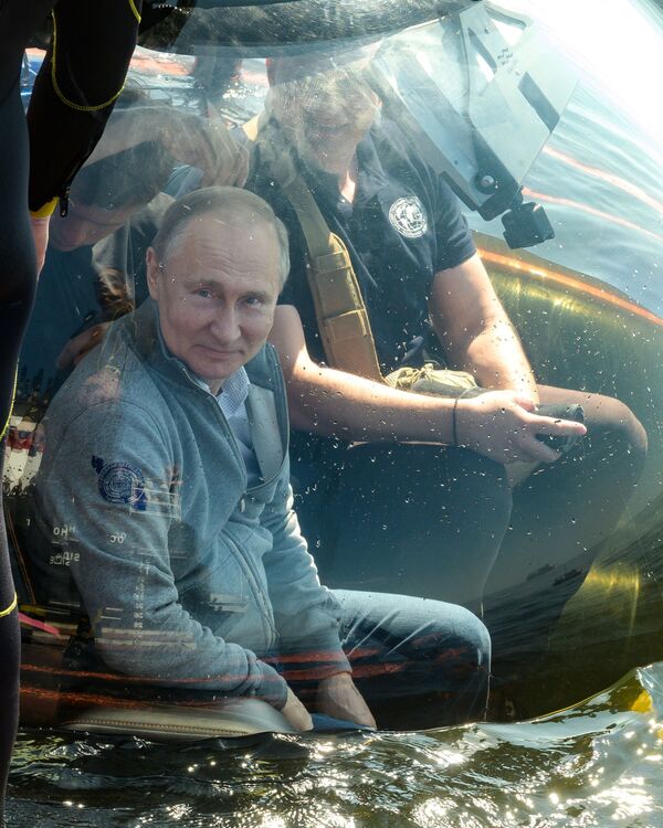 Президент РФ Владимир Путин перед началом погружения, для осмотра подводной лодки Щ-308 Семга, затонувшей во время Великой Отечественной войны, в батискафе на дно Финского залива - Sputnik Абхазия
