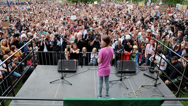 Шведская активистка Грета Тунберг во время акции Пятницы ради будущего в Берлине. 19 июля 2019 - Sputnik Абхазия