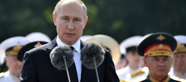 Президент РФ В. Путин принял участие в праздновании Дня ВМФ РФ в Санкт-Петербурге  Президент РФ В. Путин принял участие в праздновании Дня ВМФ РФ в Санкт-Петербурге - Sputnik Абхазия