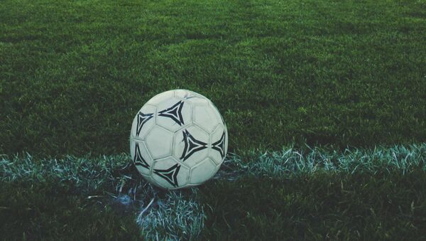 Футбольный мяч на поле  - Sputnik Абхазия