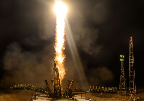 Запуск ракеты-носителя Союз-ФГ с пилотируемым кораблем Союз МС-13 со стартовой площадки космодрома Байконур - Sputnik Абхазия
