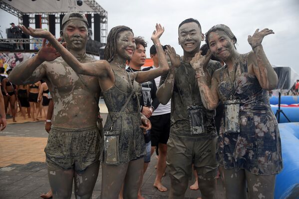 Туристы купаются в бассейне с грязью во время 22-го Фестиваля грязи в Южнокорейском городе Порён - Sputnik Абхазия