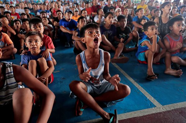 Дети во время публичного просмотра матча  по боксу в Марикине, Филиппины - Sputnik Абхазия