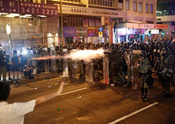 Полиция разгоняет марш за реформы в Гонконге, Китай - Sputnik Абхазия