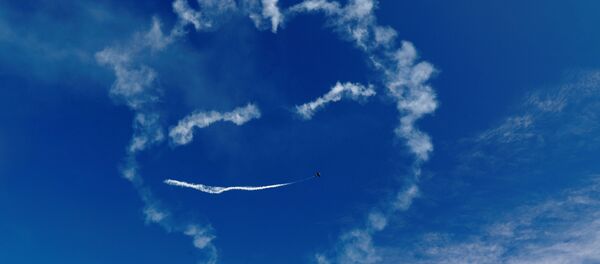 Литовский пилот Юргис Кайрис на самолете Су-31 чертит лицо в небе во время авиашоу Wings Over Baltics 2019 в Тукумсе, Латвия - Sputnik Аҧсны