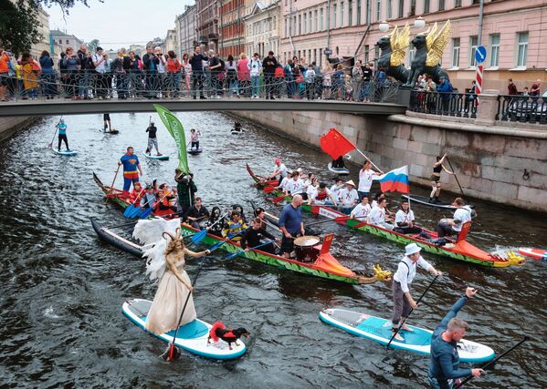 Зрители наблюдают за участниками международного фестиваля Фонтанка-SUP с Банковского моста на реке Фонтанке в Санкт-Петербурге - Sputnik Абхазия