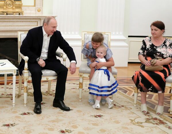 Президент РФ Владимир Путин во время встречи с пострадавшими от наводнения в Иркутской области семьями в Кремле - Sputnik Абхазия