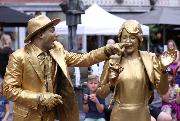 Артисты в сценке Золотая свадьба на фестивале живых статуй в Бельгии  - Sputnik Абхазия