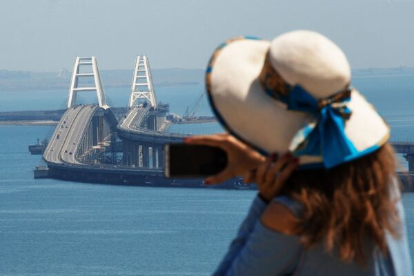 Девушка фотографирует Крымский мост через Керченский пролив - Sputnik Абхазия
