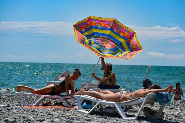 Туристы отдыхают на пляже в Абхазии - Sputnik Абхазия