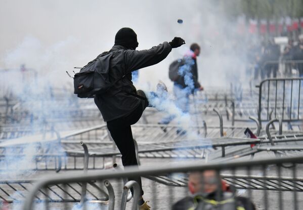 Участник беспорядков на Елисейских полях в Париже - Sputnik Абхазия