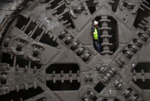 Рабочий на тоннелепроходческом щите во время строительства станции метро Нижегородская в Москве - Sputnik Абхазия
