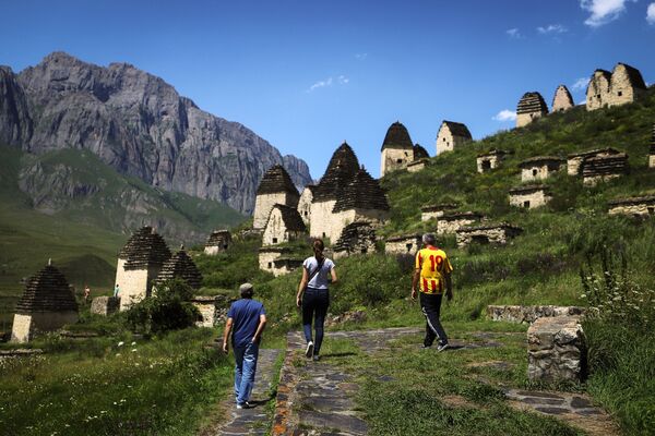 Туристы возле склепных сооружений Город мертвых в Даргавсе, Республика Северная Осетия - Sputnik Абхазия