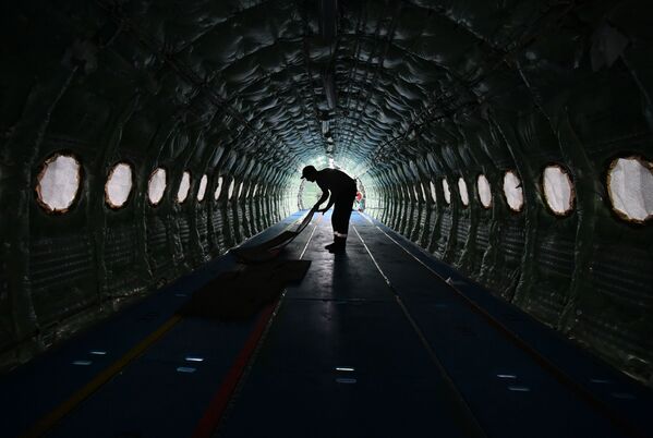 Рабочий внутри фюзеляжа самолета Sukhoi Superjet 100 на заводе имени Гагарина в Комсомольске-на-Амуре - Sputnik Абхазия