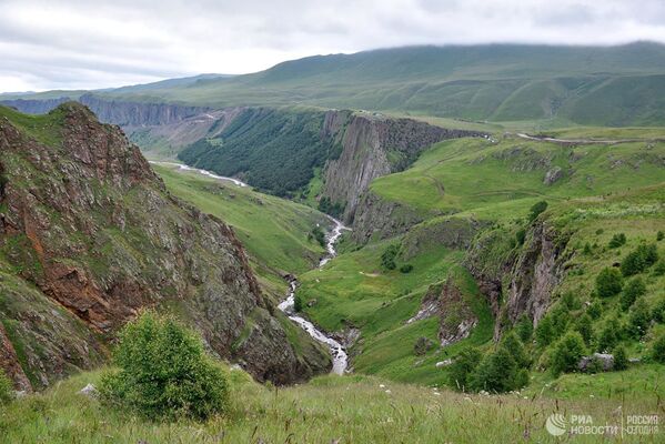 Чуть выше горячих источников, вверх по реке Кызыл-Кол, — водопад Султан высотой сорок метров. - Sputnik Абхазия