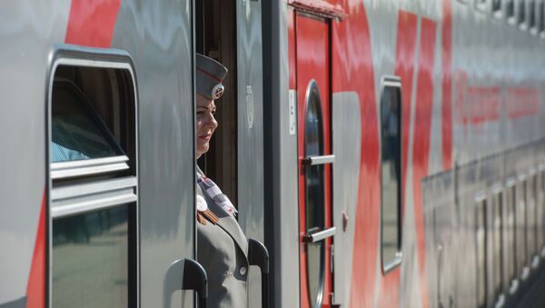 Проводник в вагоне перед отправлением поезда Москва-Адлер - Sputnik Абхазия