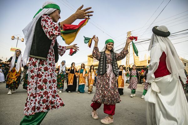 Сирийские курды на уличном фестивале в городе Rumaylan в северо-воточной провинции Сирии Эль-Хасаке - Sputnik Абхазия