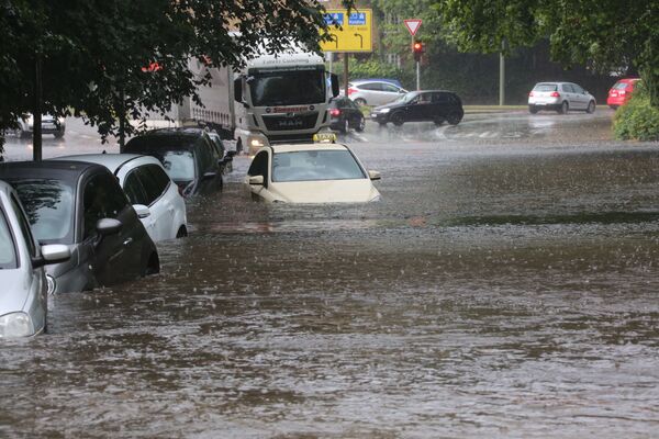 Автомобили на улице немецкого Фленсбурга во время наводнения из-за сильных дождей - Sputnik Абхазия