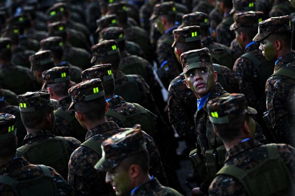 Солдаты вооруженных сил Сальвадора в историческом центре Сан-Сальвадора на смотре перед президентом Найибом Букеле - Sputnik Абхазия