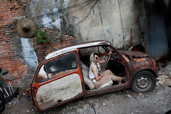 Девушка позирует в старом автомобиле в туристической зоне Бангкока, Таиланд - Sputnik Абхазия