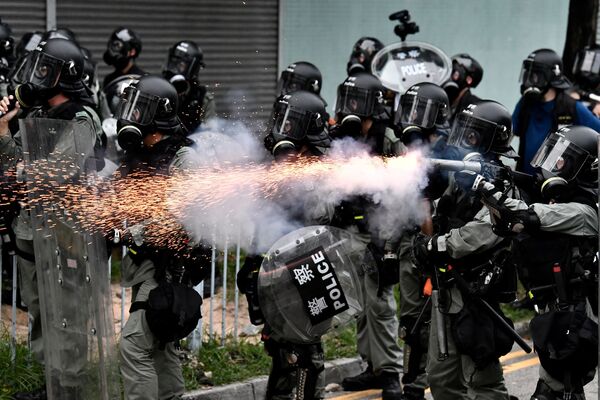 Полицейские применяют слезоточивый газ во время протестов в Гонконге - Sputnik Абхазия