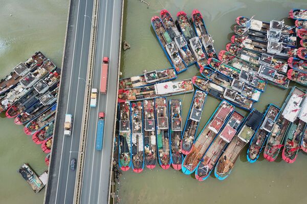 Пришвартованные рыбацкие лодки в последний день летнего моратория на рыбалку в порту Ляньюньганя в провинции Цзянсу, Китай - Sputnik Абхазия
