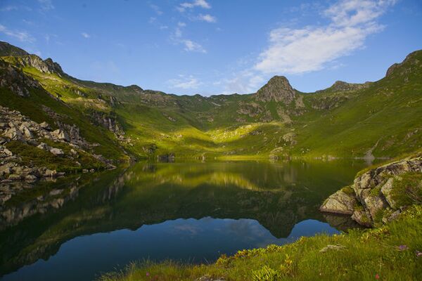 Вода в горных озерах, как правило, кристальной чистоты.  - Sputnik Абхазия