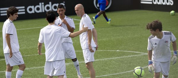 Зинадин Зидан с сыновьями на футббольном поле. Франция, 23 июня 2011 года. Зинадин Зидан с сыновьями на футббольном поле. Франция, 23 июня 2011 года. - Sputnik Абхазия