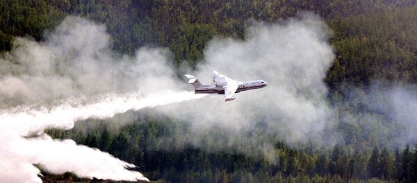 Самолет-амфибия Бе-200 во время тушения лесного пожара Самолет-амфибия Бе-200 во время тушения лесного пожара - Sputnik Абхазия