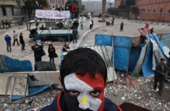 Сторонник оппозиции с лицом, раскрашенным в цвета государственного флага Египта, на баррикадах на площади Тахрир в Каире - Sputnik Абхазия