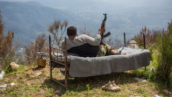 Сирийский солдат лежит на кровати на господствующей высоте у города Кесаб - Sputnik Абхазия