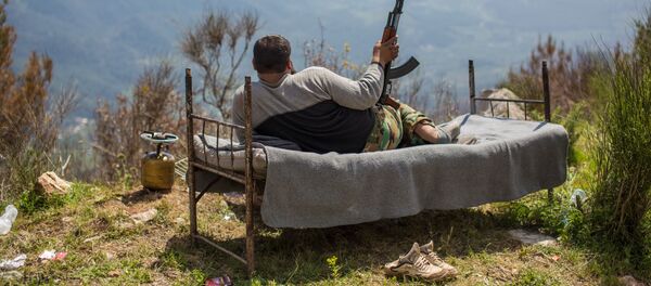 Сирийский солдат лежит на кровати на господствующей высоте у города Кесаб - Sputnik Абхазия