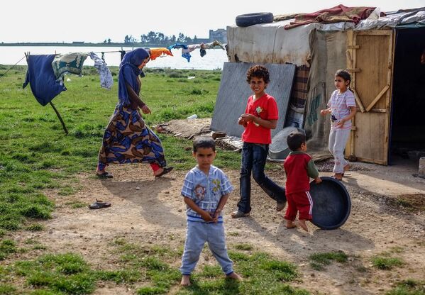 Стоянка сирийских бедуинов-беженцев возле поселка Квешра на севере Ливана рядом с границей с Сирией - Sputnik Абхазия