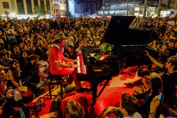 Мужчина играет на пианино для протестующих на площади Таксим в Стамбуле - Sputnik Абхазия