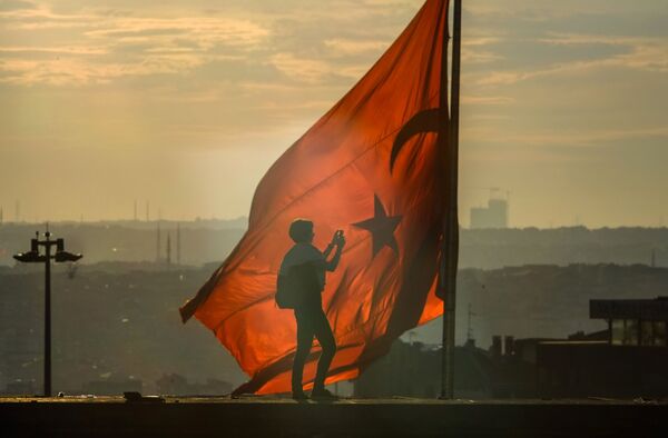 Турецкий флаг на площади Таксим в Стамбуле - Sputnik Абхазия