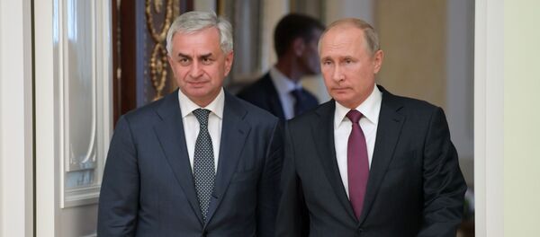 Президент РФ В. Путин встретился с президентом Республики Абхазия Р. Хаджимбой и президентом Республики Южная Осетия А. Бибиловым Президент РФ В. Путин встретился с президентом Республики Абхазия Р. Хаджимбой и президентом Республики Южная Осетия А. Бибиловым - Sputnik Абхазия