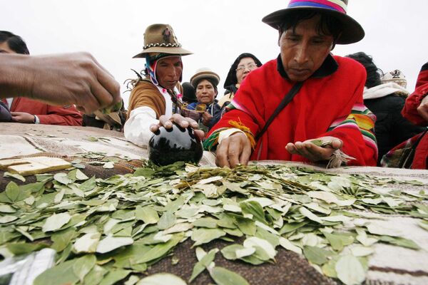 Ритуал жевания листьев коки после прикосновения к черной сфере, чтобы почувствовать внутренний мир, у коренных народов Боливии - Sputnik Абхазия
