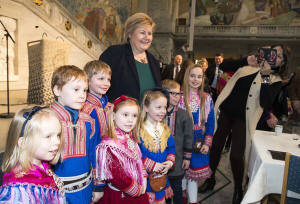 Премьер-министр Норвегии Эрна Сульберг в окружении одетых в традиционные саамские костюмы детей - Sputnik Абхазия