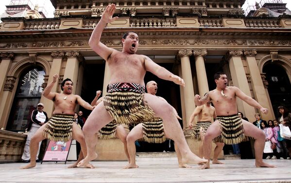 Члены новозеландской группы Te Hoe Ki Matangireia исполняют традиционный танец хака на ступенях ратуши Сиднея - Sputnik Абхазия